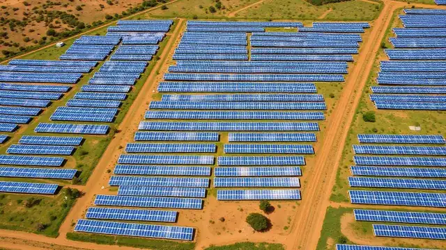Centrale solaire au sol alimentant un site industriel